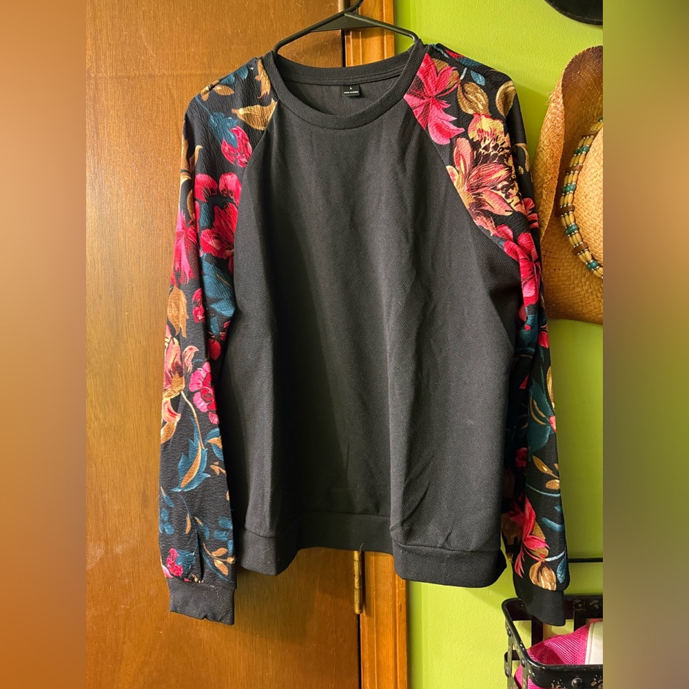 Floral Sleeve Black lightweight long sleeve Ragland